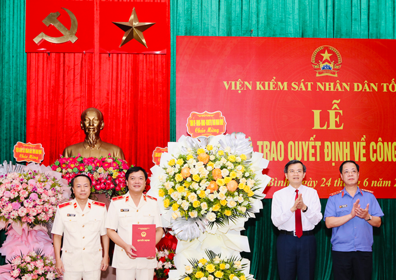 Đồng chí Bí thư Tỉnh ủy Đoàn Minh Huấn và đồng chí Trần Hải Quân, Phó Viện trưởng Viện Kiểm sát Nhân dân tối cao (phải) trao quyết định, tặng hoa chúc mừng đồng chí Phạm Ngọc Cảnh. Đồng chí Bí thư Tỉnh ủy Đoàn Minh Huấn và đồng chí Trần Hải Quân, Phó Viện trưởng Viện Kiểm sát Nhân dân tối cao (phải) trao quyết định, tặng hoa chúc mừng đồng chí Phạm Ngọc Cảnh.