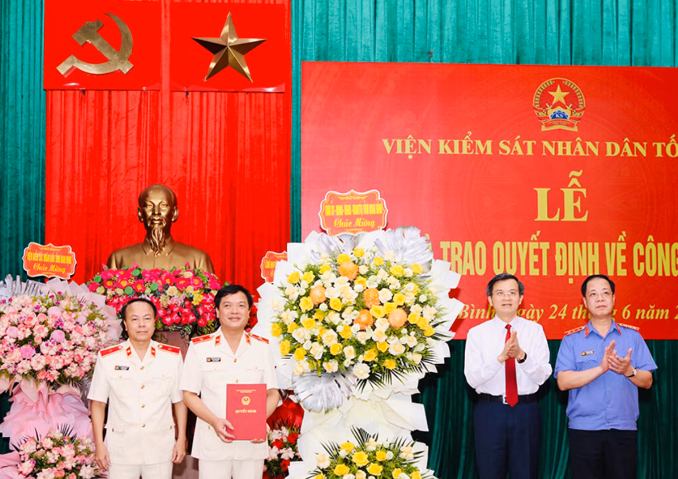 Đồng chí Bí thư Tỉnh ủy Đoàn Minh Huấn và đồng chí Trần Hải Quân, Phó Viện trưởng Viện Kiểm sát Nhân dân tối cao (phải) trao quyết định, tặng hoa chúc mừng đồng chí Phạm Ngọc Cảnh. Đồng chí Bí thư Tỉnh ủy Đoàn Minh Huấn và đồng chí Trần Hải Quân, Phó Viện trưởng Viện Kiểm sát Nhân dân tối cao (phải) trao quyết định, tặng hoa chúc mừng đồng chí Phạm Ngọc Cảnh.