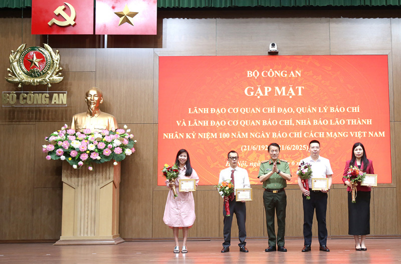 Bộ trưởng Lương Tam Quang trao Kỷ niệm chương “Bảo vệ an ninh Tổ quốc” tặng lãnh đạo các cơ quan báo chí. Bộ trưởng Lương Tam Quang trao Kỷ niệm chương “Bảo vệ an ninh Tổ quốc” tặng lãnh đạo các cơ quan báo chí.