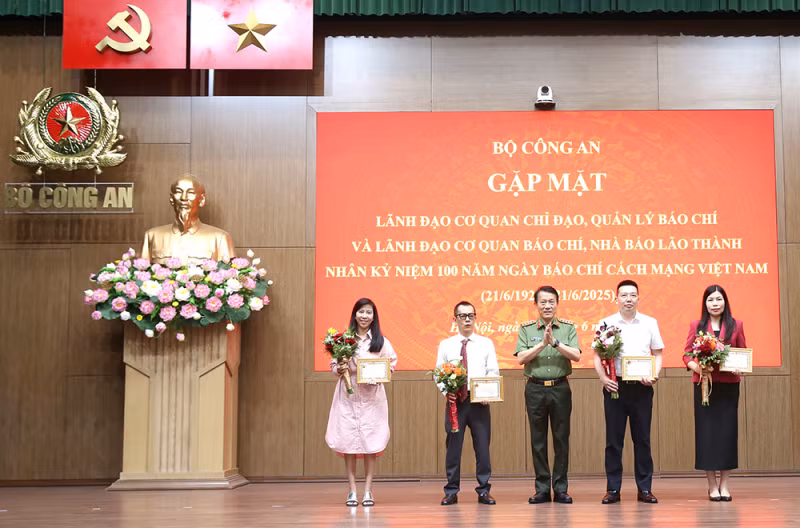 Bộ trưởng Lương Tam Quang trao Kỷ niệm chương “Bảo vệ an ninh Tổ quốc” tặng lãnh đạo các cơ quan báo chí.