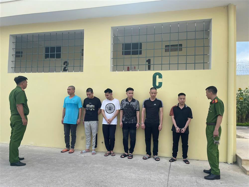 Nhóm đối tượng tại thời điểm bắt giữ.