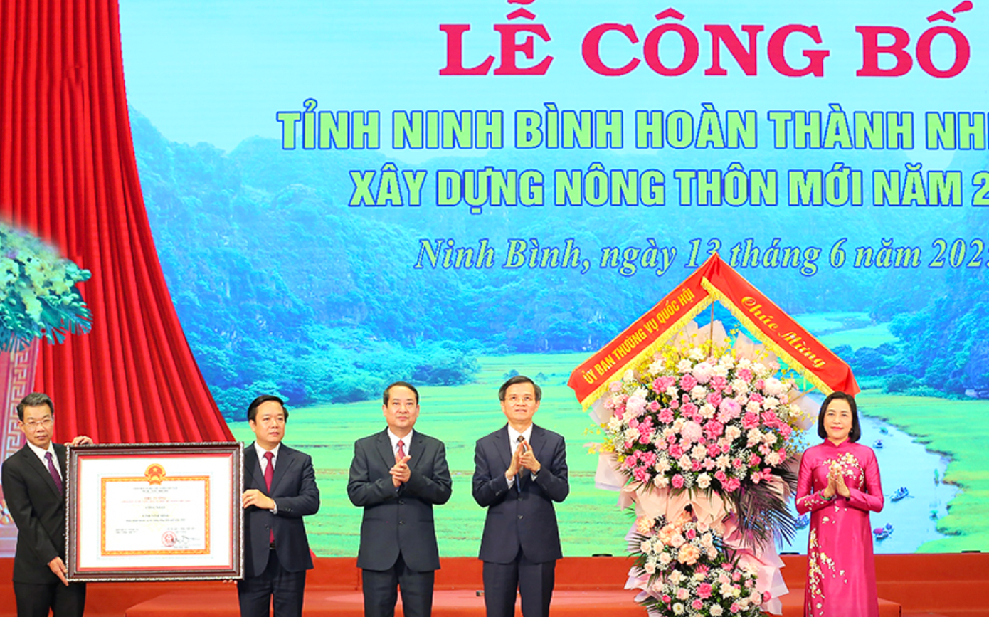 Phó Chủ tịch Quốc hội Nguyễn Thị Thanh trao Bằng công nhận tỉnh hoàn thành nhiệm vụ xây dựng NTM năm 2024 cho Đảng bộ, Chính quyền và Nhân dân tỉnh Ninh Bình. Phó Chủ tịch Quốc hội Nguyễn Thị Thanh trao Bằng công nhận tỉnh hoàn thành nhiệm vụ xây dựng NTM năm 2024 cho Đảng bộ, Chính quyền và Nhân dân tỉnh Ninh Bình.