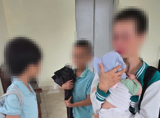 Những đứa trẻ vô tội nheo nhóc. Ảnh: Hồng Thanh. Những đứa trẻ vô tội nheo nhóc. Ảnh: Hồng Thanh.