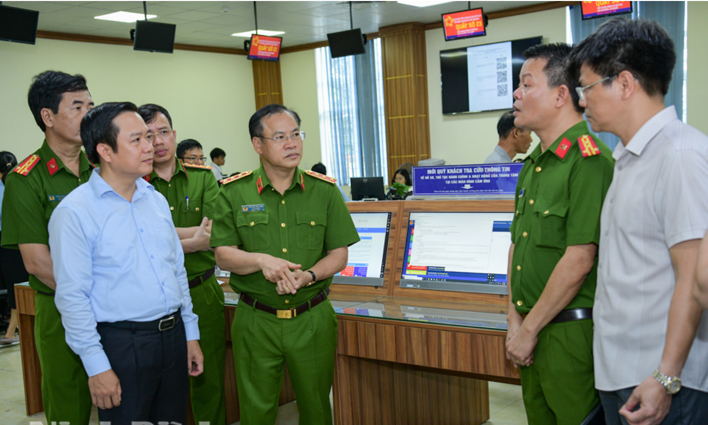 Thượng tướng Nguyễn Văn Long – Thứ trưởng Bộ Công an kiểm tra, đánh giá mức độ sẵn sàng và đồng bộ của hệ thống thủ tục hành chính tại Ninh Bình. Ảnh: Trường Giang.