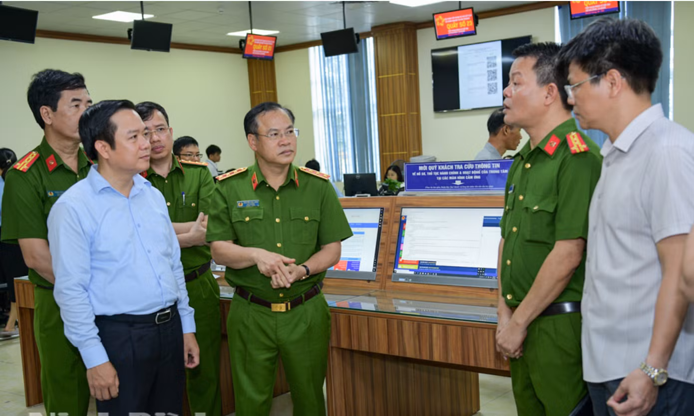 Thượng tướng Nguyễn Văn Long – Thứ trưởng Bộ Công an kiểm tra, đánh giá mức độ sẵn sàng và đồng bộ của hệ thống thủ tục hành chính tại Ninh Bình. Ảnh: Trường Giang. Thượng tướng Nguyễn Văn Long – Thứ trưởng Bộ Công an kiểm tra, đánh giá mức độ sẵn sàng và đồng bộ của hệ thống thủ tục hành chính tại Ninh Bình. Ảnh: Trường Giang.
