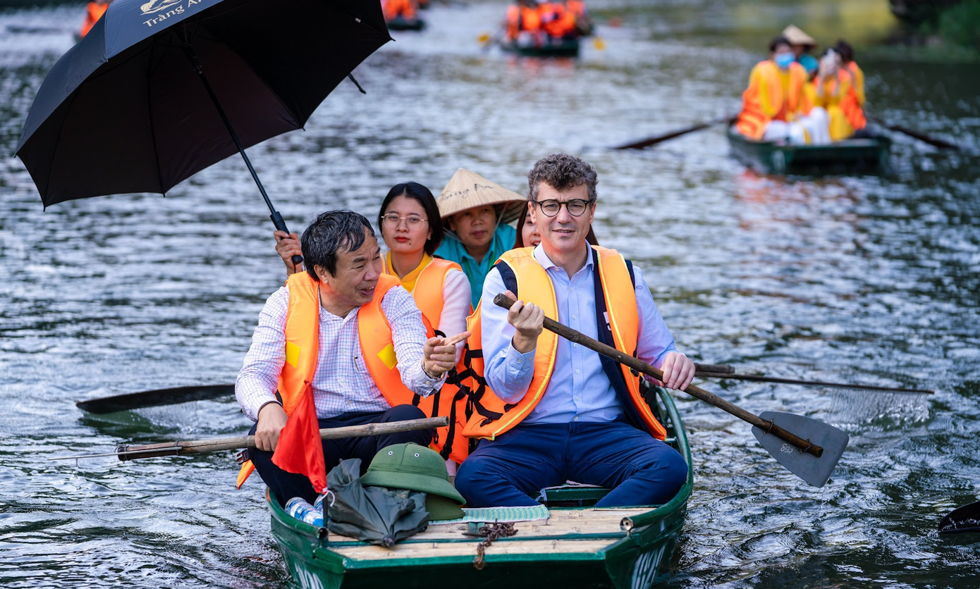 Du khách nước ngoài trải nghiệm chèo thuyền tại Tràng An, Ninh Bình. Du khách nước ngoài trải nghiệm chèo thuyền tại Tràng An, Ninh Bình.