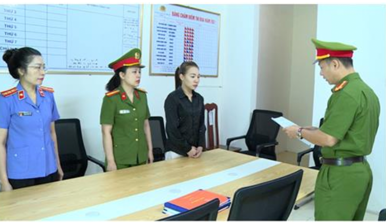 Đối tượng Nguyễn Thị Mai trước Cơ quan Cảnh sát điều tra. Đối tượng Nguyễn Thị Mai trước Cơ quan Cảnh sát điều tra.