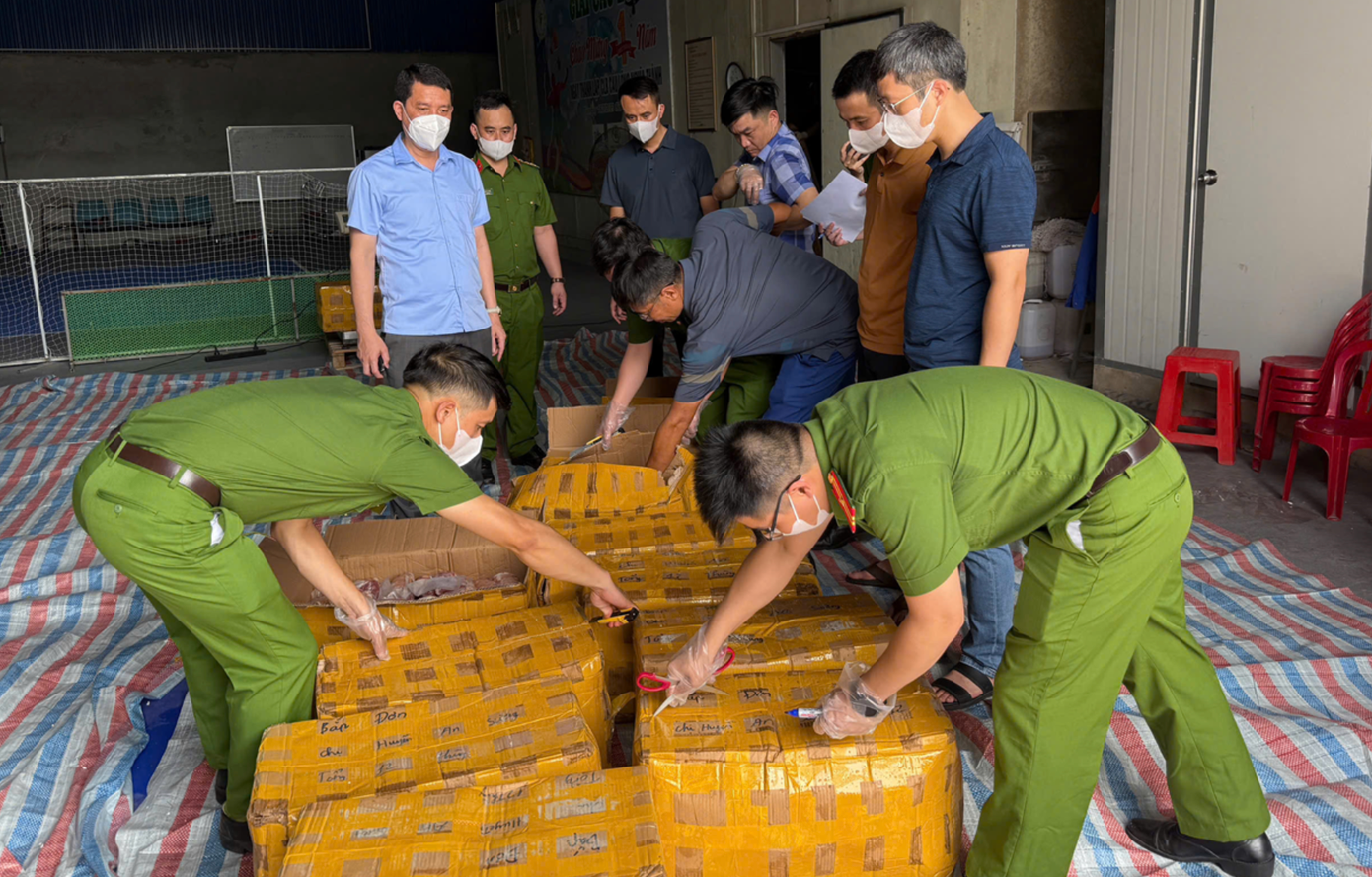 Tổ công tác của Phòng Cảnh sát kinh tế phối hợp các lực lượng chức năng kiểm tra toàn bộ hàng hóa trên xe.