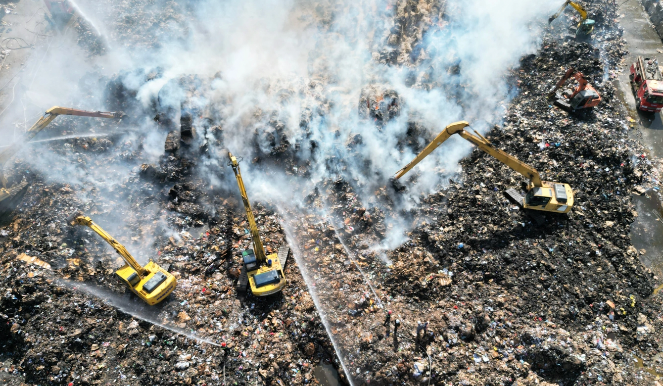 Một góc đám cháy đã được khống chế.