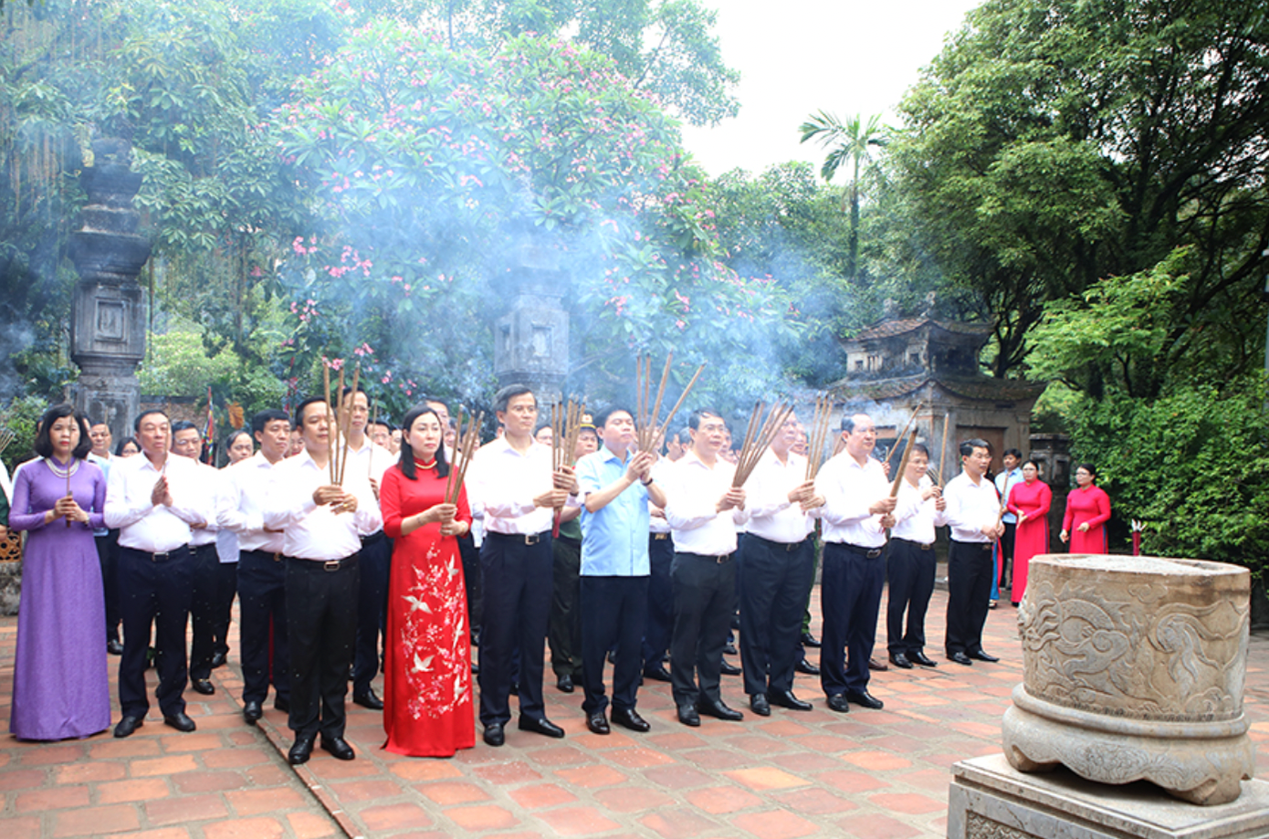 Đoàn đại biểu dâng hương tại Đền thờ Vua Lê Đại Hành. Ảnh: Đức Lam.