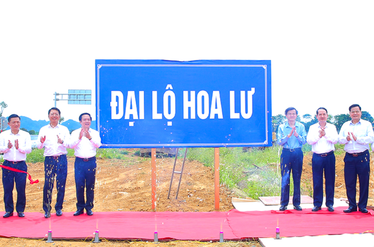 Các đại biểu thực hiện nghi thức gắn biển Đại lộ Hoa Lư.