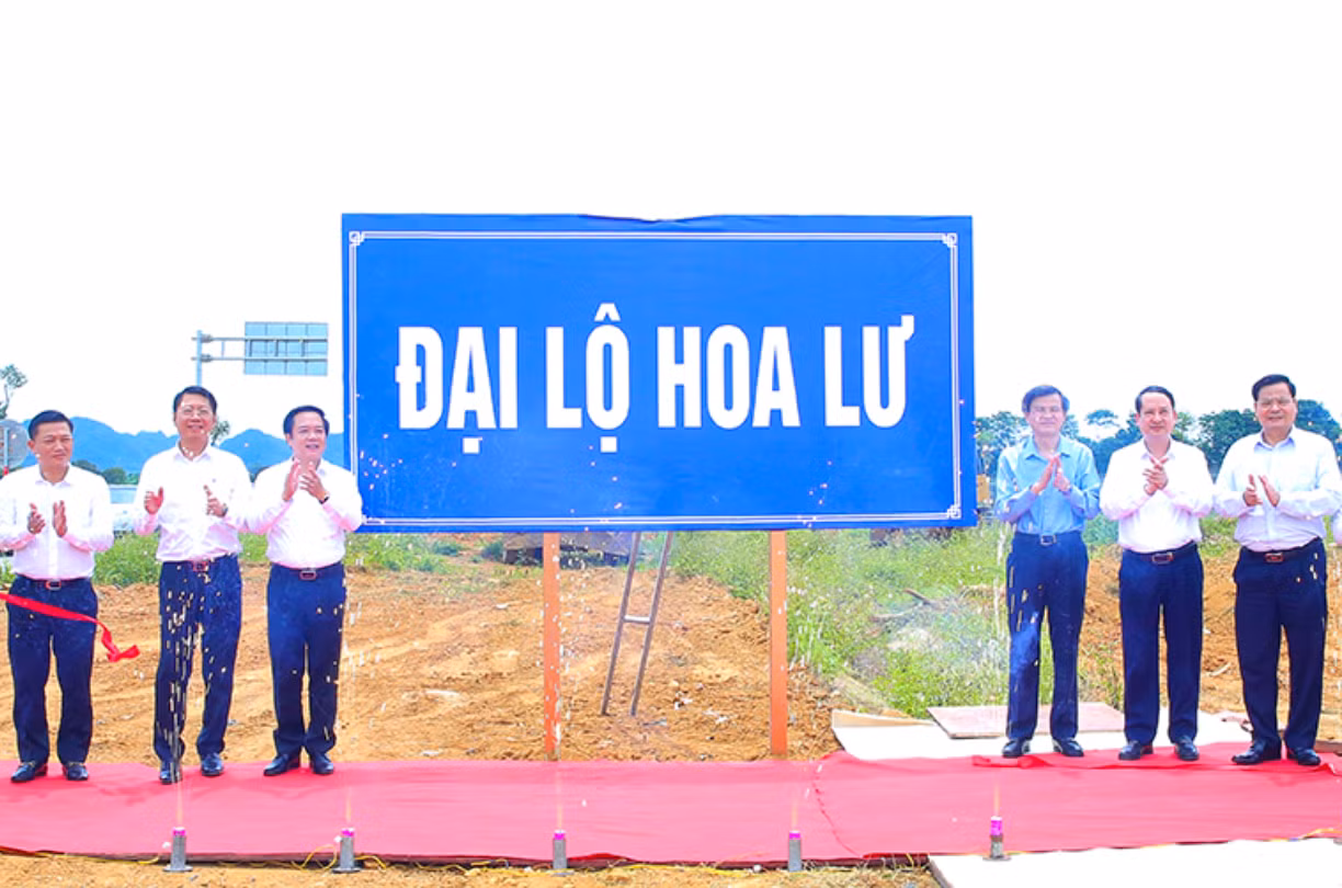 Các đại biểu thực hiện nghi thức gắn biển Đại lộ Hoa Lư. Các đại biểu thực hiện nghi thức gắn biển Đại lộ Hoa Lư.