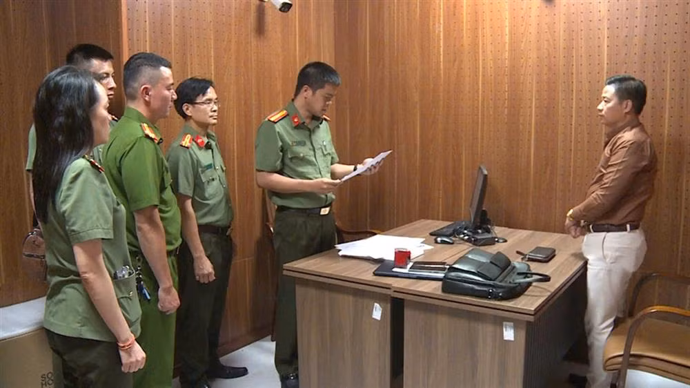 Cơ quan An ninh điều tra - Bộ Công an Thông báo quyết định khởi tố bị can đối với Sỹ Anh Tuyên - Chủ tịch HĐQT Công ty cổ phần nước GMT. Cơ quan An ninh điều tra - Bộ Công an Thông báo quyết định khởi tố bị can đối với Sỹ Anh Tuyên - Chủ tịch HĐQT Công ty cổ phần nước GMT.