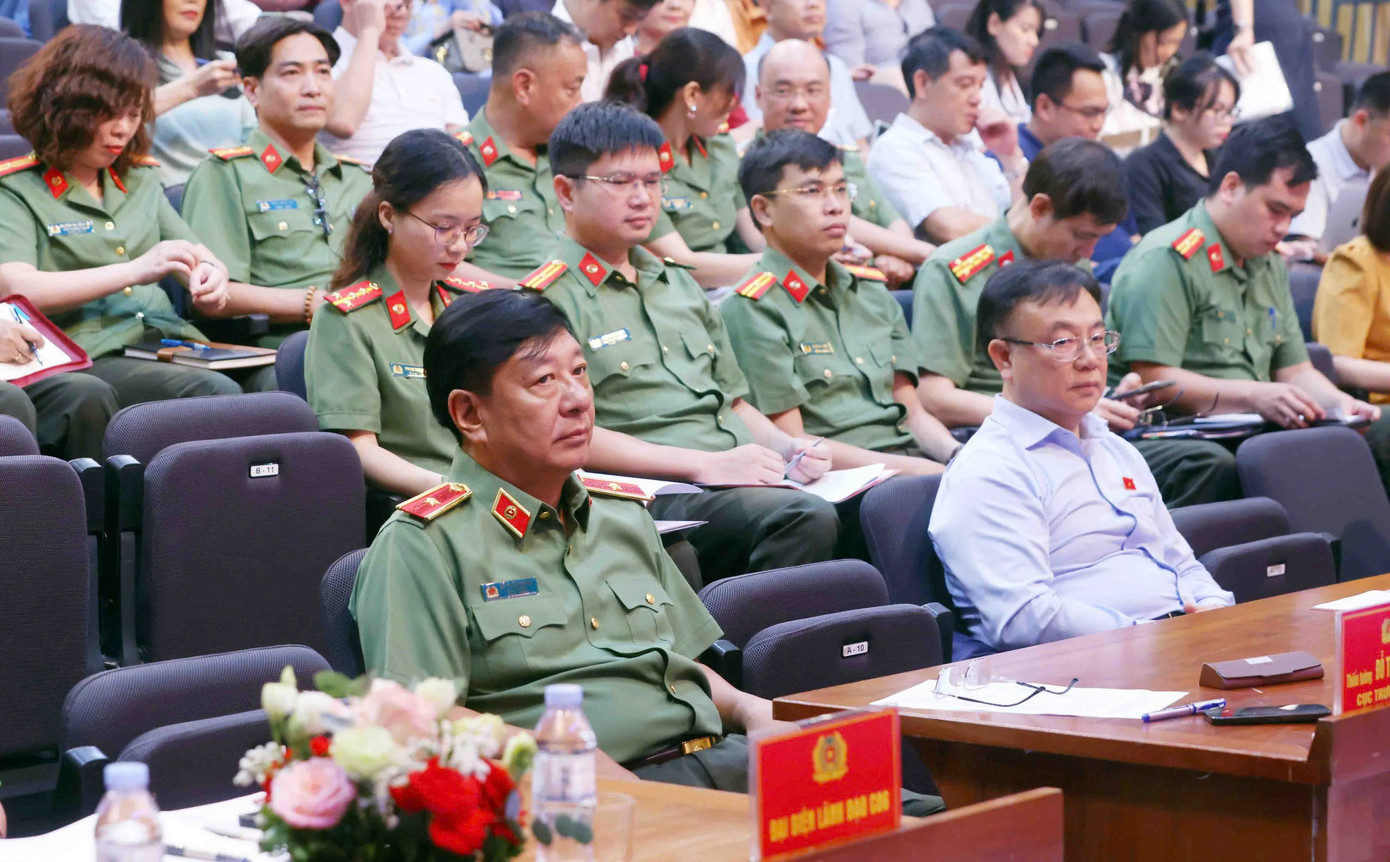 Các đại biểu tham dự toạ đàm.