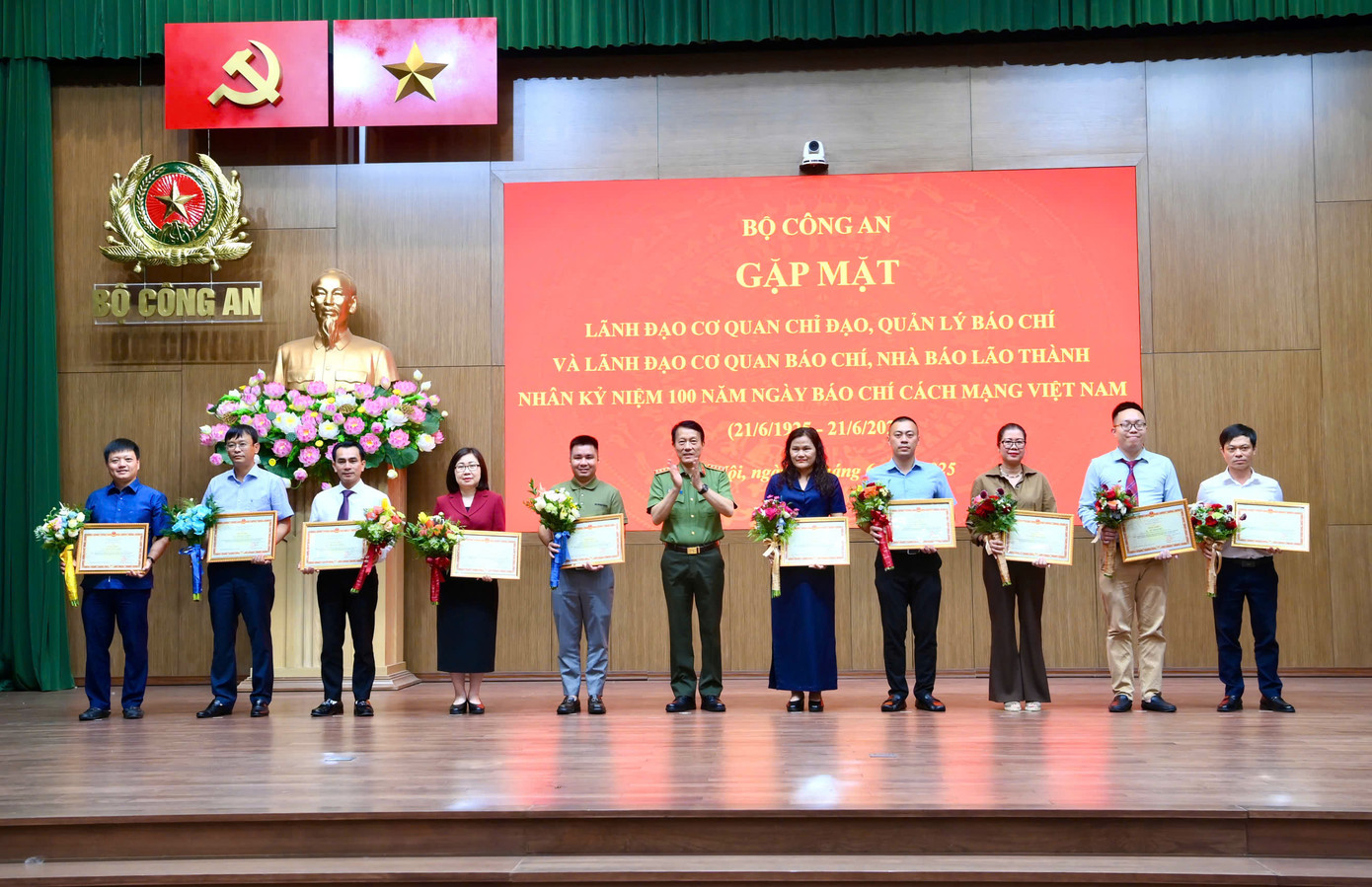 Bộ trưởng Lương Tam Quang trao Bằng khen của Bộ Công an tặng các tập thể, cá nhân có thành tích xuất sắc trong công tác tuyên truyền. Ảnh: Phạm Nam. Bộ trưởng Lương Tam Quang trao Bằng khen của Bộ Công an tặng các tập thể, cá nhân có thành tích xuất sắc trong công tác tuyên truyền. Ảnh: Phạm Nam.