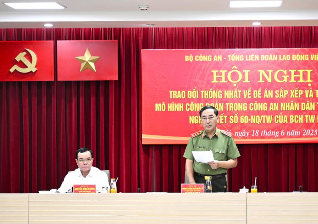 Thứ trưởng Trần Quốc Tỏ phát biểu tại Hội nghị. Thứ trưởng Trần Quốc Tỏ phát biểu tại Hội nghị.