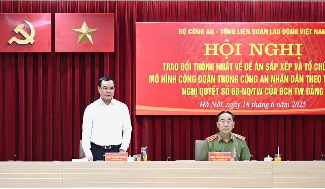 Chủ tịch Tổng Liên đoàn Lao động Việt Nam Nguyễn Đình Khang phát biểu tại Hội nghị. Chủ tịch Tổng Liên đoàn Lao động Việt Nam Nguyễn Đình Khang phát biểu tại Hội nghị.