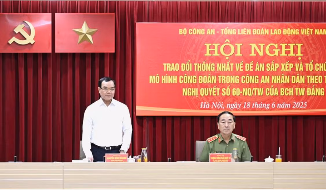Chủ tịch Tổng Liên đoàn Lao động Việt Nam Nguyễn Đình Khang phát biểu tại Hội nghị. Chủ tịch Tổng Liên đoàn Lao động Việt Nam Nguyễn Đình Khang phát biểu tại Hội nghị.