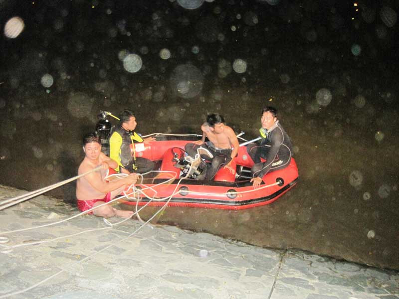 Người nhái đang xuống sông làm nhiệm vụ