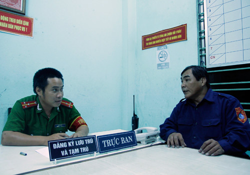 Ông Mỹ làm việc với công an phường Thuận Phước