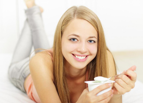  1. Thức ăn thừa, ôi thiu: Vi khuẩn sẽ phát triển rất nhanh ở môi trường nóng, ẩm ướt. Nên mọi người cần cố gắng tránh ăn những thực phẩm còn thừa từ hôm trước, thay vào đó là ăn thức ăn tươi mới. 