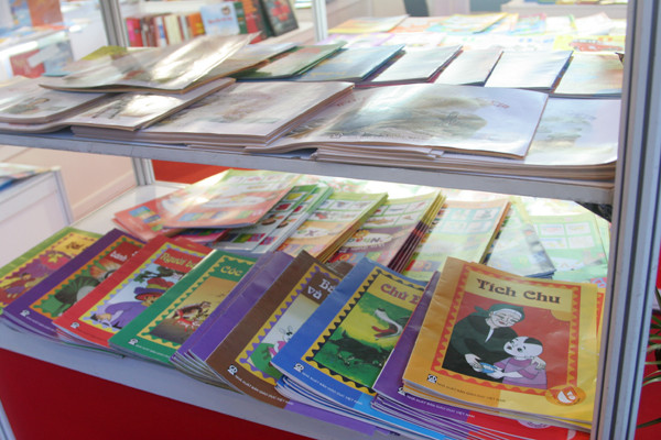 Nhiều đầu sách dành cho thiếu nhi trưng bày tại hội chợ