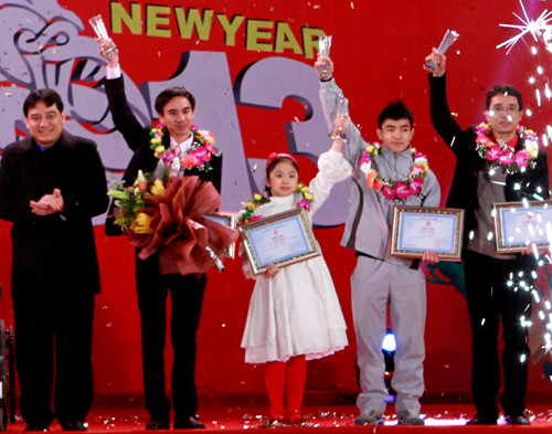 Phan Thiên Bạch Anh (váy trắng) trong lễ vinh danh gương mặt trẻ tiêu biểu thủ đô