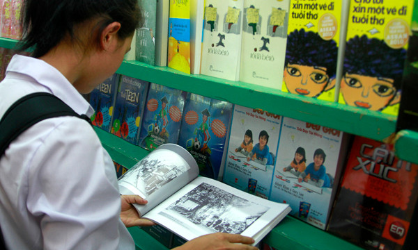 Một số bạn lại say mê với truyện tranh. Một số bạn lại say mê với truyện tranh