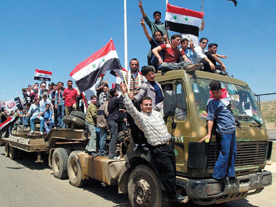 Người dân và quân đội Syria hân hoan. Người dân và quân đội Syria hân hoan