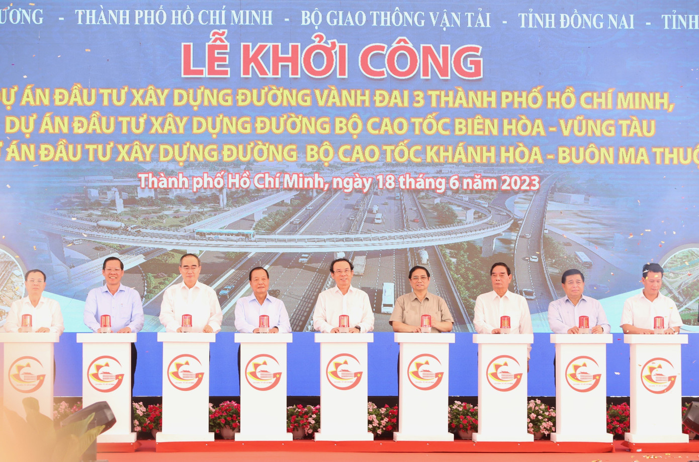 Thủ tướng Phạm Minh Chính và các đại biểu thực hiện nghi thức khởi công dự án. Ảnh: NGÔ TÙNG Thủ tướng Phạm Minh Chính và các đại biểu thực hiện nghi thức khởi công dự án. Ảnh: NGÔ TÙNG