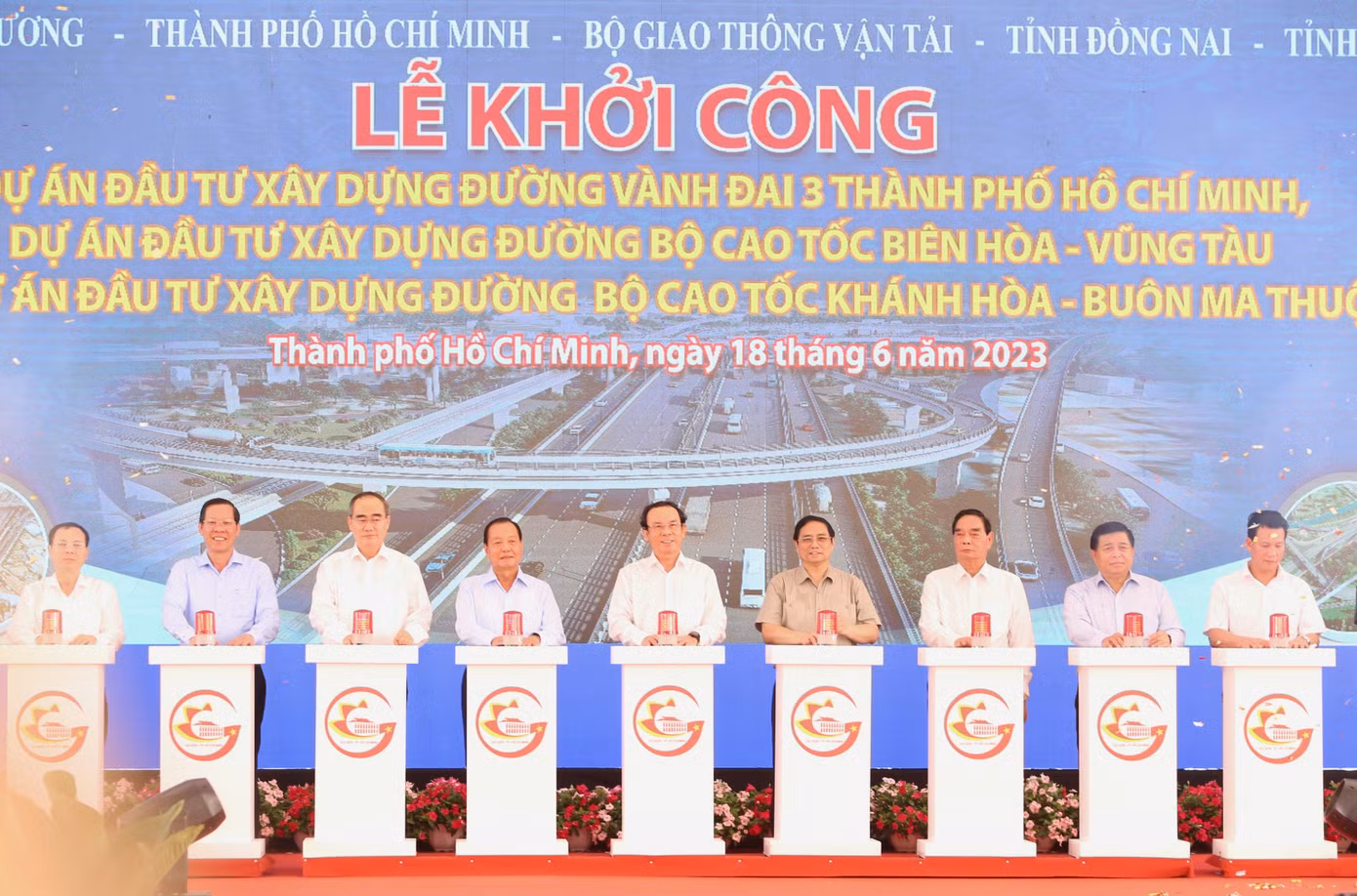 Thủ tướng Phạm Minh Chính và các đại biểu thực hiện nghi thức khởi công dự án. Ảnh: NGÔ TÙNG