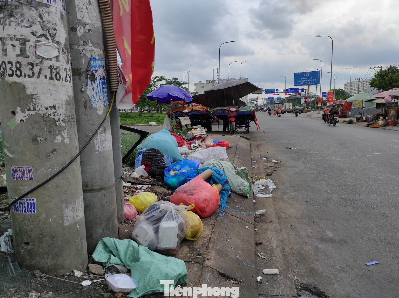 Rác thải chất đống ở khu vực đường An Dương Vương (đoạn gần ngã tư An Dương Vương - Võ Văn Kiệt, phường 16, quận 8).
