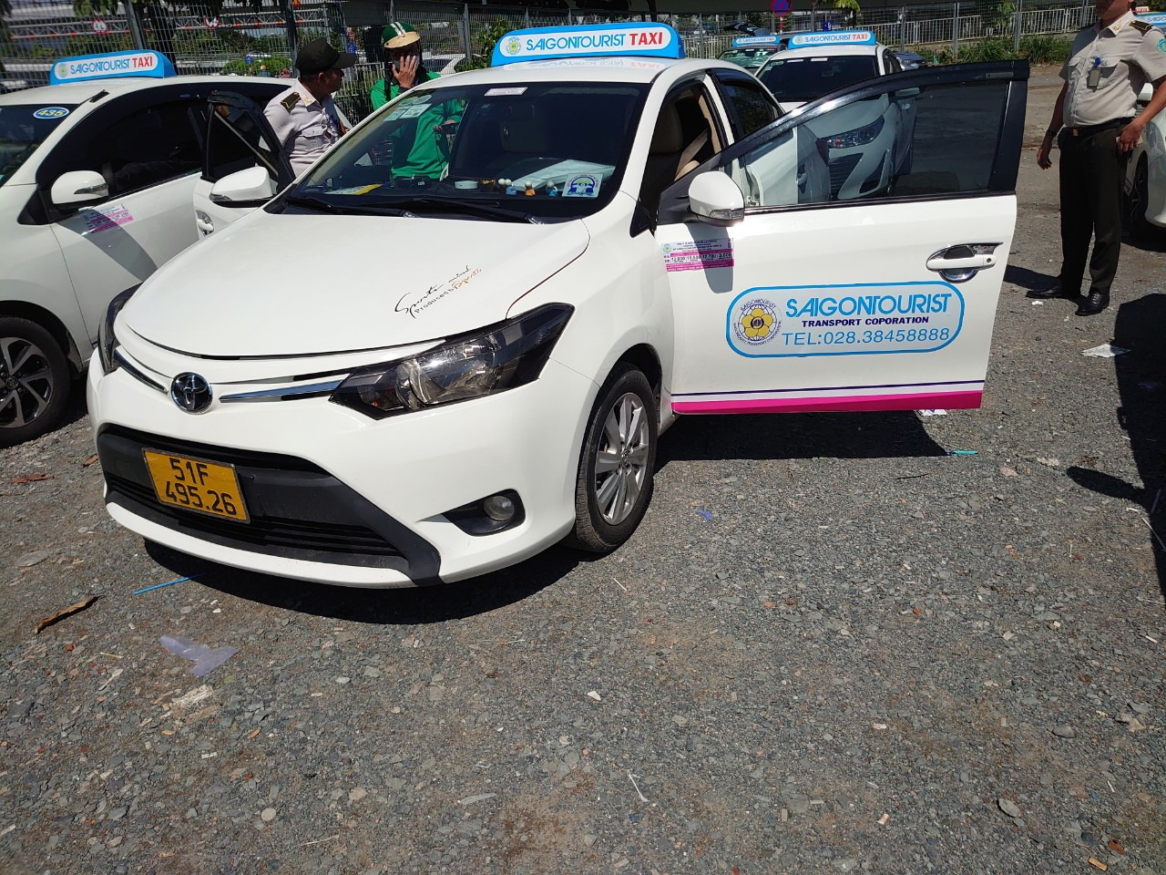Cơ quan chức năng kiểm tra xe taxi vi phạm. Ảnh: Cơ quan chức năng cung cấp