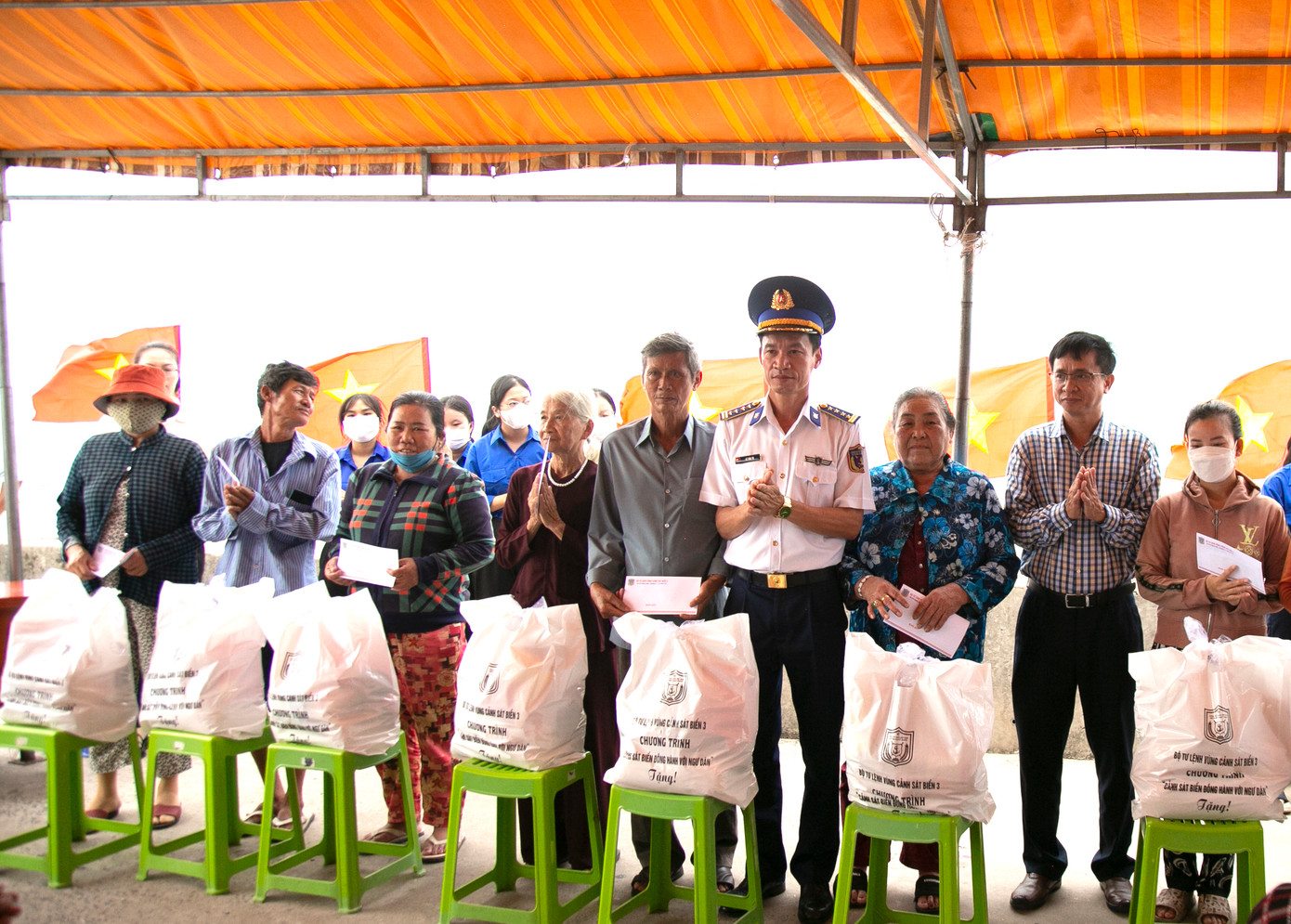 Đại tá Lê Văn Tú - Chính ủy Bộ Tư lệnh Vùng Cảnh sát biển 3 trao quà cho các gia đình chính sách.