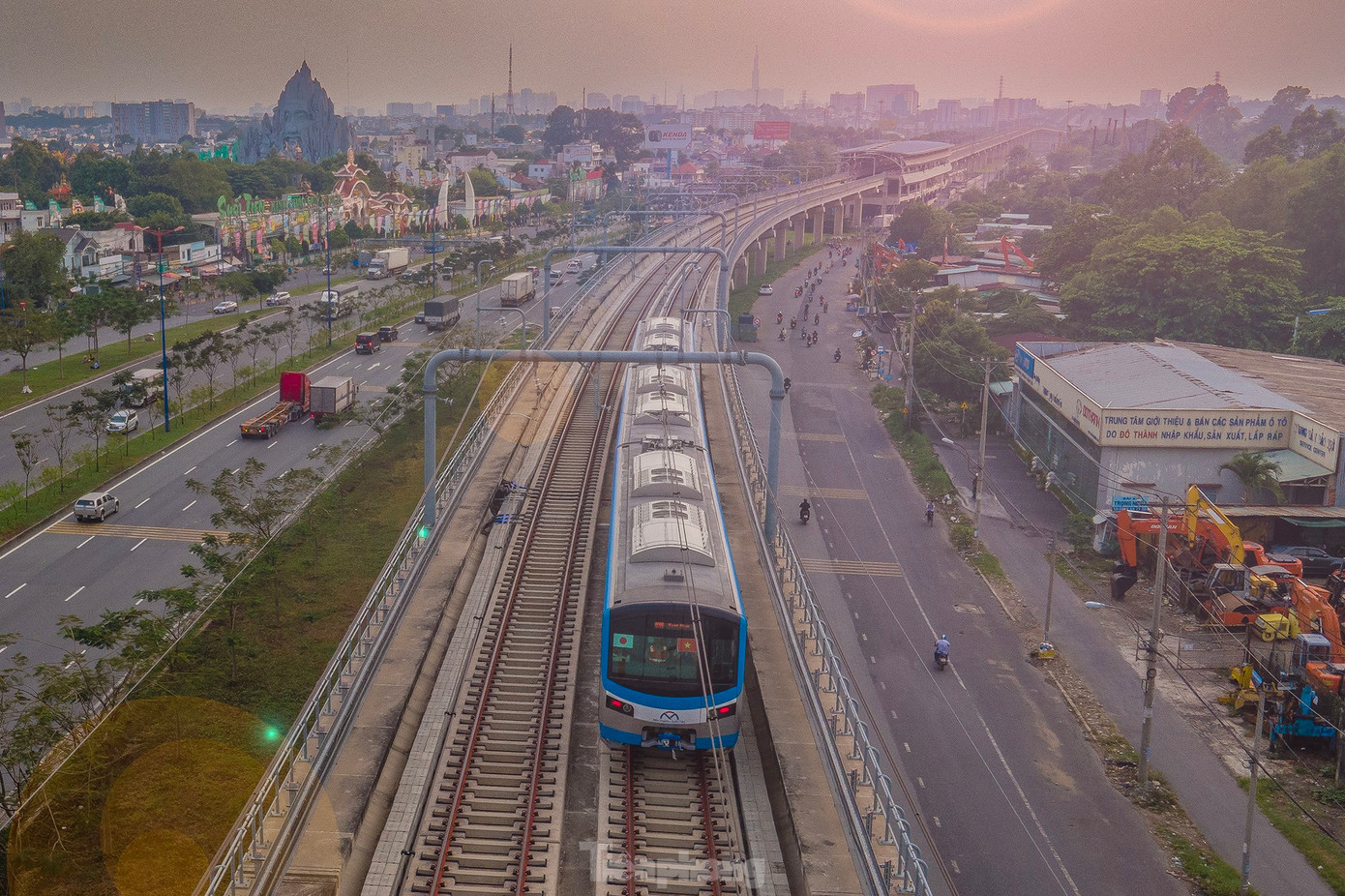 Tàu metro số 1 TPHCM đang chạy thử nghiệm đoạn trên cao. Ảnh: PHẠM NGUYỄN