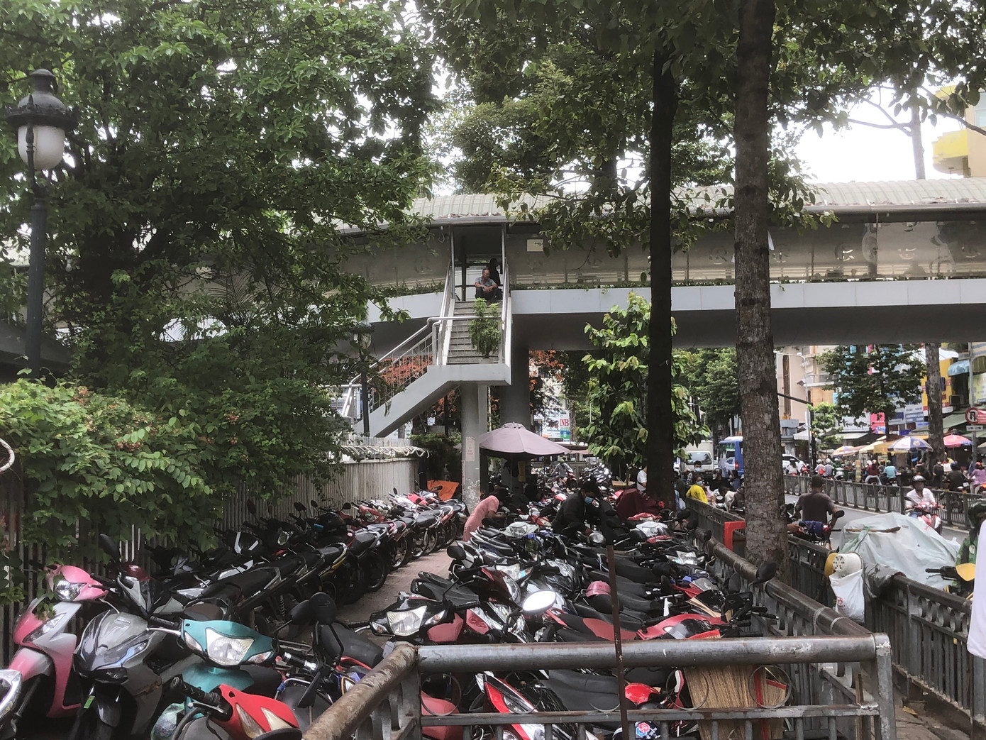 Một điểm trông giữ xe máy trên vỉa hè tại TPHCM. Ảnh: VQ Một điểm trông giữ xe máy trên vỉa hè tại TPHCM. Ảnh: VQ