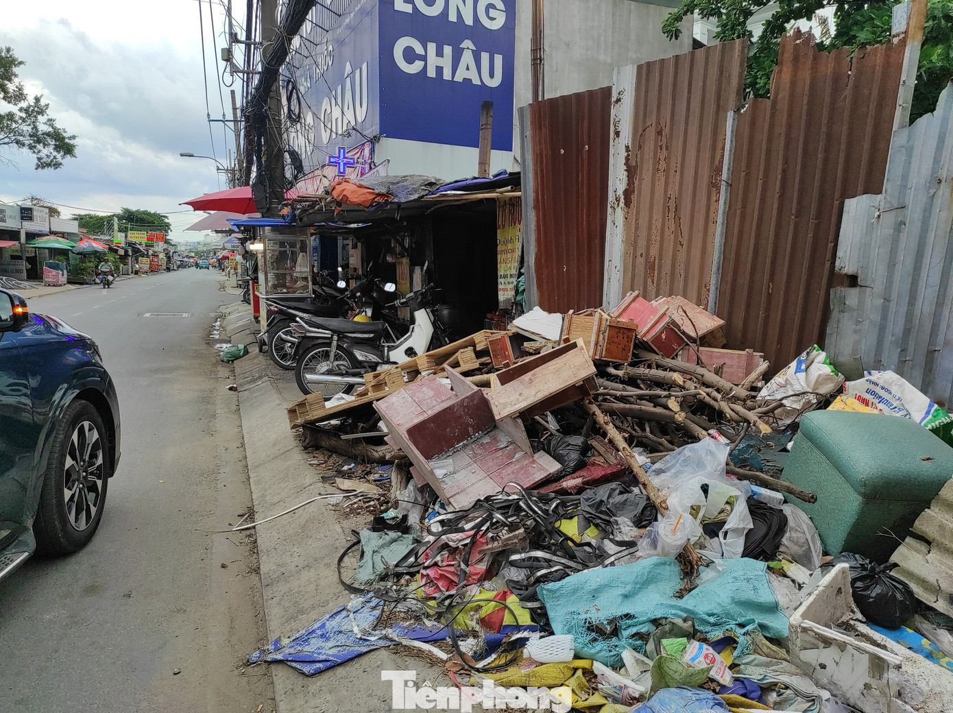 Rác thải, xà bần chất đống trên vỉa hè đường An Dương Vương (phường An Lạc, quận Bình Tân).