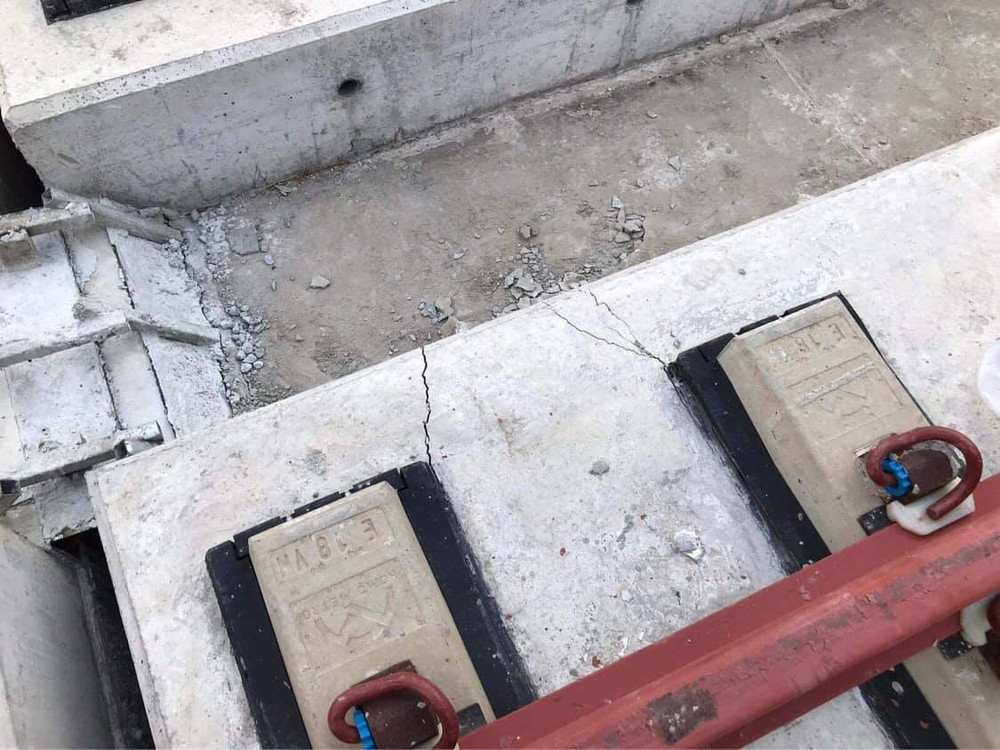 Sự cố khiến xuất hiện vết nứt tại một số vị trí của bê tông bệ đỡ đường ray.