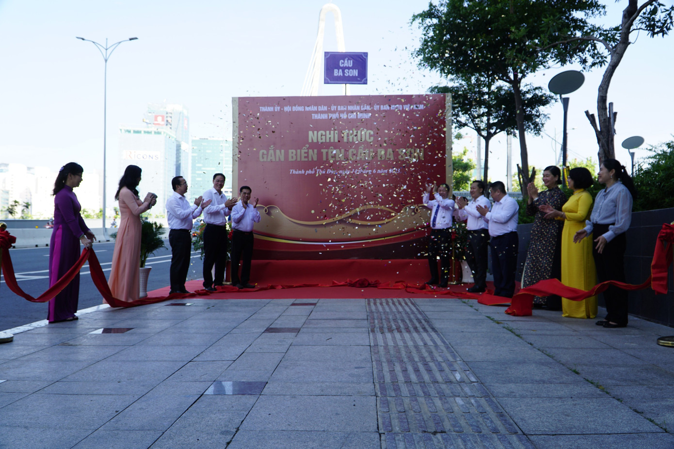 Các đại biểu thực hiện nghi thức gắn biển tên cầu Ba Son. Các đại biểu thực hiện nghi thức gắn biển tên cầu Ba Son.