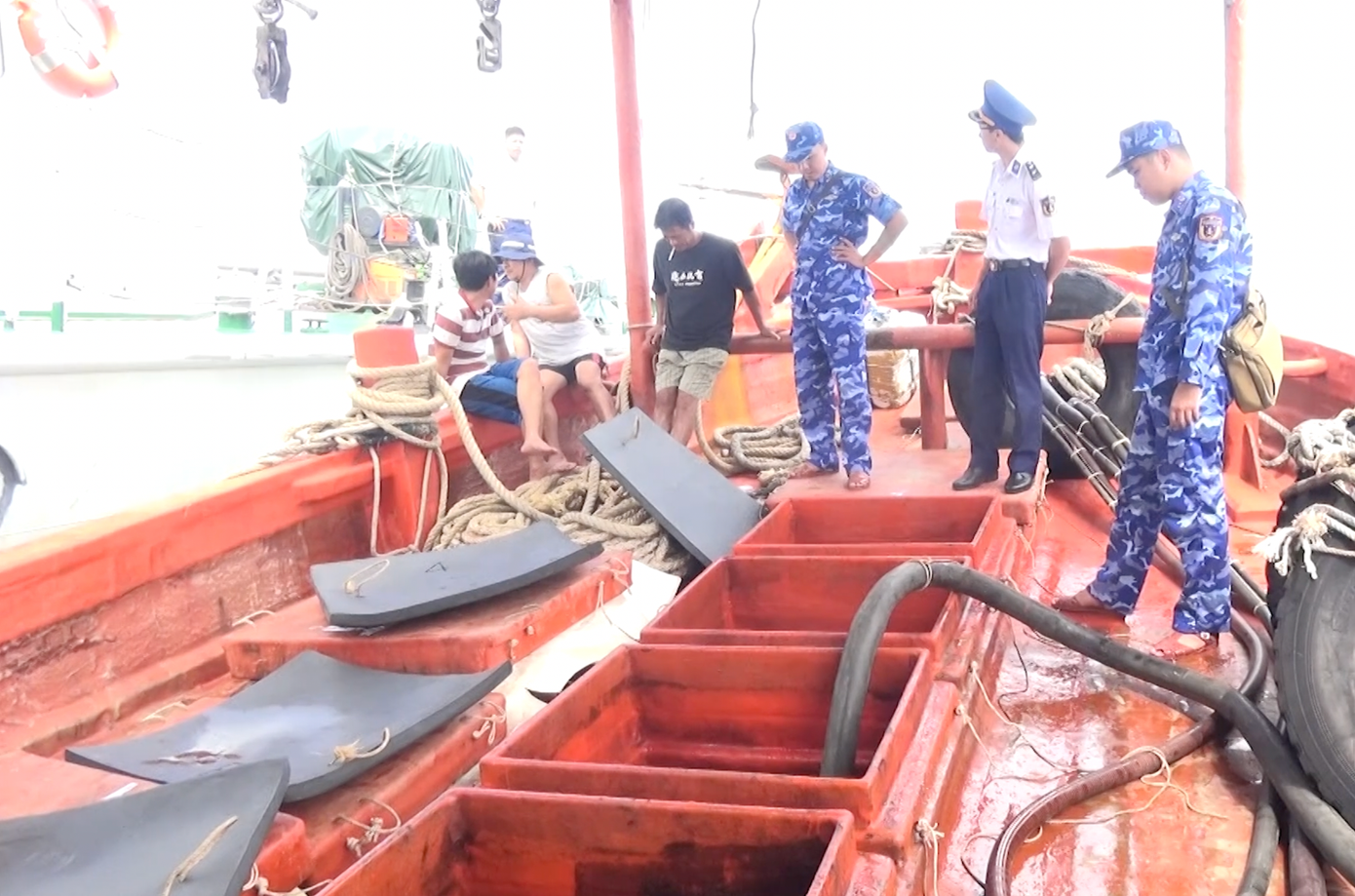 Lực lượng chức năng kiểm tra tàu KG - 94931-TS.