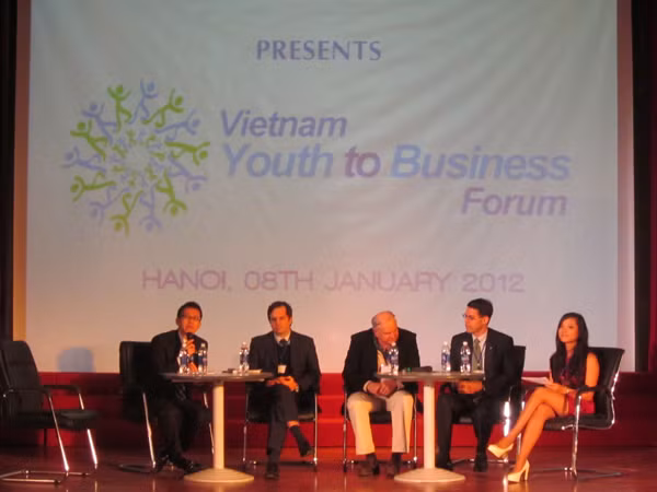 Các bạn sinh viên có cơ hội tiếp thu kinh nghiệm từ những chuyên gia. Các bạn sinh viên có cơ hội tiếp thu kinh nghiệm từ những chuyên gia