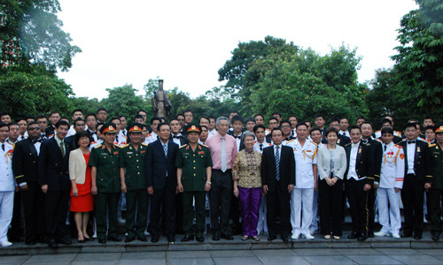 Thủ tướng Singapore Lý Hiển Long và phu nhân cùng các đại biểu chụp ảnh lưu niệm bên tượng đài Lý Thái Tổ