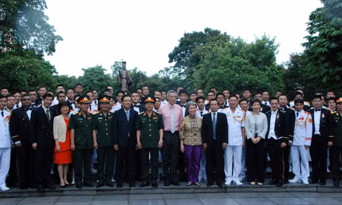 Thủ tướng Singapore Lý Hiển Long và phu nhân cùng các đại biểu chụp ảnh lưu niệm bên tượng đài Lý Thái Tổ