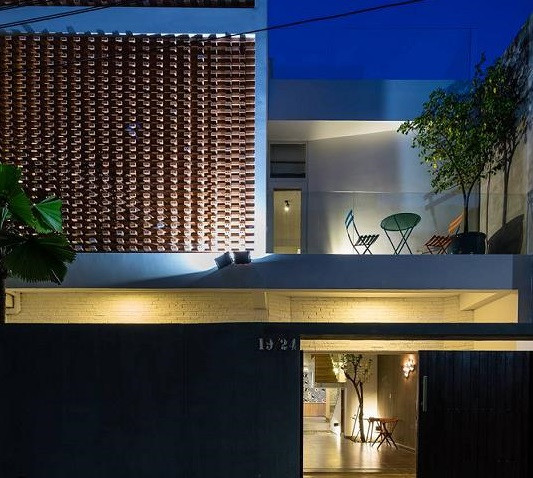 Mê mẩn nhà phố 2 tầng có giếng trời đẹp hút mắt ảnh 2