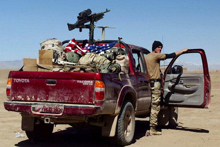 Lực lượng đặc biệt của Mỹ cũng dùng xe bán tải Toyota Tacoma (một tên gọi khác của Hilux) để lần theo dấu vết của Taliban và Al Qaeda. Ảnh chụp tại Afghanistan năm 2002