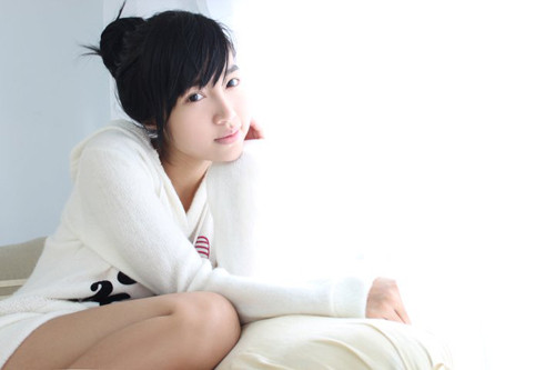 Những bức ảnh với khuôn mặt mộc hoàn toàn, không hề makeup của Elly có khiến bạn ngạc nhiên. Là một cô gái gây khá nhiều tranh cãi với những bức ảnh bị cho là photoshop quá nhiều, rồi là không ít người cho rằng, nếu không makeup, Elly sẽ rất... xí. Nhưng sự thật hoàn toàn không phải vậy đúng không? Cô bạn trông chẳng khác là bao so với những tấm hình makeup chỉn chu. Elly còn rất biết cách pose hình đáng yêu nữa chứ.