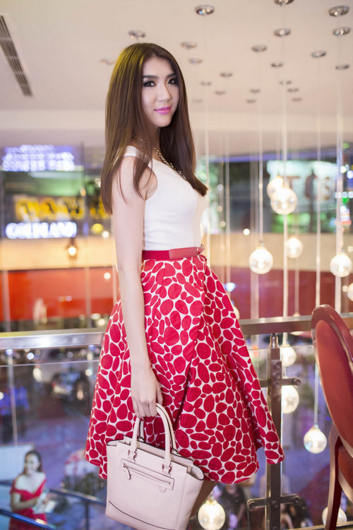 Người mẫu, diễn viên Ngọc Quyên chọn phong cách đơn giản nhưng thanh lịch