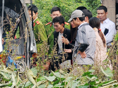 Bố cháu Nhi suy sụp trước sự mất mát quá lớn. Ảnh: Tuấn Nguyễn