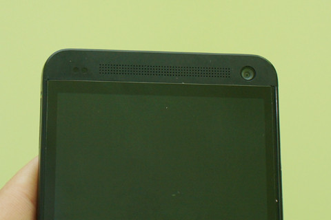 Camera trước bên phải, đèn LED báo hiệu bên trái. Camera trước bên phải, đèn LED báo hiệu bên trái