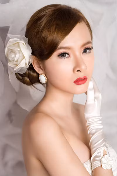 Hiền Thục Hoa hậu Ngọc Hân. "Nữ hoàng nội y" Ngọc Trinh Ca sĩ Phương Linh Hot girl Chi Pu Trúc Diễm Yến Trang Hot girl Kelly "Công chúa bong bóng" Bảo Thy Elly Trần Kim Hiền Trương Ngọc Ánh Hot girl Midu Dương Yến Ngọc Hồ Ngọc Hà Siêu mẫu Trang Trần Hot girl Huyền Lizze Jenifer Phạm "Bà mẹ nhí" Phương Trinh. Bảo Trân